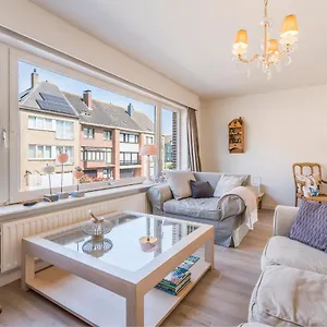 Apartment Spacious, Warm And Updated W Parking & Garden, Bredene